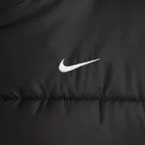 Campera puffer negra Nike Sportswear Classic para mujer, con capucha y logo bordado en blanco.