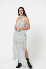 Vestido midi plateado de tul foil con forro, strapless con lazo en el cuello y tajos laterales.