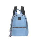 Mochila de nylon color celeste claro con cierres metálicos y parche cuadrado con logo en el frente.