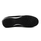 Zapatillas de fútbol negras con detalles en blanco, diseñadas para uso en césped artificial.