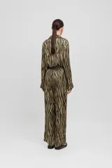 Camisa de pijama confeccionada en satén con estampado animal, ribetes en contraste y bolsillo de parche. Corte regular-entallado.