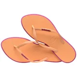Ojotas Havaianas Slim Point color crema con contorno verde oscuro y logo en las tiras.