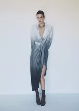 Vestido camisero midi con efecto tie-dye degradado de celeste a gris oscuro. Tiene cuello camisero, escote en V, mangas largas con puños abotonados, corte recto, tejido satinado y bajo asimétrico.