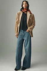 Jeans de tiro alto con pierna ancha y largo completo. Confeccionados en tejido rígido con cinco bolsillos, cintura con trabillas, detalle de costuras torcidas y cierre con cremallera y botón metálico.