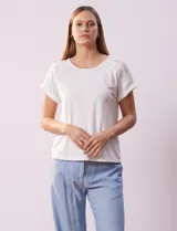 Remera combinada blanca, marca Rio & Rian, con cuello a la base y mangas cortas con aplique calado y broderie.