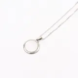 Conjunto de collar y dije redondo en plata 925 con incrustación de nácar. El dije mide 20mm de diámetro y la cadena mide 45cm de largo.