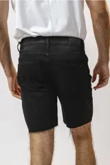 Bermuda de gabardina color negro, corte recto y largo a la rodilla.