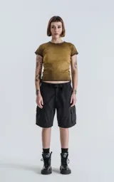 Bermuda negra de corte recto con bolsillos laterales y cinturón con hebilla metálica.