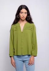 Camisa verde oliva de cuello mao y escote en V, con mangas largas y botones a tono.
