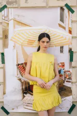 Top musculosa de lino color rojo, con cuello redondo y diseño estilo balloon con volumen en el ruedo. Cuenta con cierre de botones en la parte trasera.