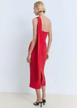 Vestido midi azul eléctrico de fiesta, con escote asimétrico y manga larga con abertura lateral.