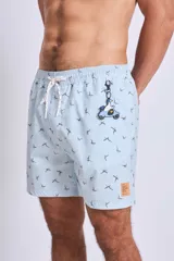 Short de baño celeste con estampado de gaviotas en negro y etiqueta con logo en la pierna.