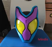 Máscara de Kamen Rider Gavv con diseño de gato en azul, morado y amarillo.
