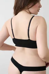 Bralette color rosa viejo de microfibra seamless con punto rib, cuello redondo y copas removibles.