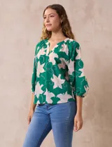 Blusa de gasa estampada marca Sioni, con cuello a la base y escote en V. Tiene mangas 3/4 con terminación fruncida.