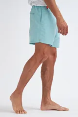 Short de baño azul marino con estampado de hojas blancas y rojas.