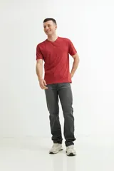 Remera manga corta color verde oliva con escote en V.