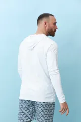 Remera de manga larga blanca con capucha.