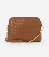 Cartera transversal pequeña color marrón con efecto tressê, cierre de cremallera y correa de cadena larga.