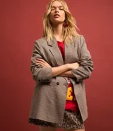 Blazer largo de poliéster con viscosa y elastano, con estampado de cuadros, cuello solapa, manga larga y cierre frontal con un botón.