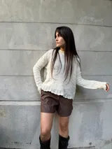 Sweater color crudo de punto calado con diseño de ondas.