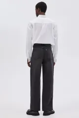 Pantalón de jean negro de corte holgado, tiro bajo y cinco bolsillos.