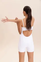 Jumpsuit corto color ladrillo con breteles finos, de tejido Allure® Adaptiv con superficie acanalada y ligero brillo.