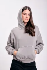 Canguro deportivo gris oscuro con efecto lavado, capucha y bolsillo tipo canguro. Corte holgado y puños ajustados.