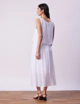 Vestido largo color mostaza de crepe, marca Marissa Olivia. Escote redondo con sobrecapa y detalle de crochet en los hombros. Corte en la cintura con punto smock. Sin mangas.