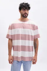 Remera de manga corta oversize a rayas horizontales color marrón y blanco.