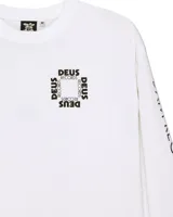 Remera blanca de manga larga con cuello redondo y estampado del logo de la marca Deus Ex Machina en el pecho y en las mangas.