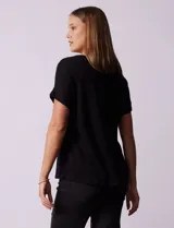 Remera color durazno con textura y espalda con aplique de botones.