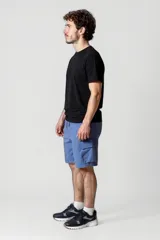 Short negro de corte recto.