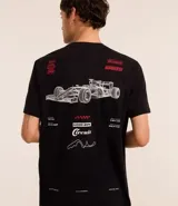 Remera negra de algodón, corte comfort, con cuello redondo y mangas cortas. Estampa frontal y trasera con diseño de automovilismo y lettering.