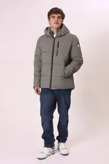 Campera puffer gris con capucha, cierre frontal con cremallera y bolsillos laterales con cierre.