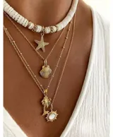 Collar con varias cadenas doradas y colgantes de estrella de mar, concha y sol.
