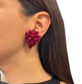 Aros cortos con forma de racimo de uvas, hechos de cristales facetados color borgoña. Cierre a presión.