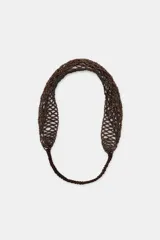 Diadema elástica color marrón con aplicación de abalorios y brillos combinados.