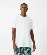 Remera negra de algodón pima, corte clásico, cuello redondo y manga corta.