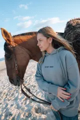 Hoodie gris con estampado abstracto en negro.