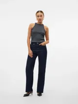 Top gris oscuro con cuello redondo y sin mangas.