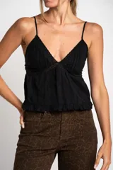 Blusa negra de algodón con breteles finos, escote en V con detalle de encaje y volado en el ruedo.