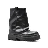 Bota casual de cuero sintético color negro, con caña alta y suela track.