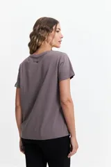 Remera celeste de algodón con cuello redondo y calce regular.