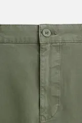 Pantalón chino azul marino, corte skinny fit, confeccionado en tejido de algodón con elasticidad. Cuenta con bolsillos frontales y traseros de vivo. Cierre frontal con cremallera y botón.