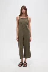 Mono de viscosa color verde oliva, con breteles anchos, corte holgado, cierre lateral y cuello recto. Diseño a rayas verticales.