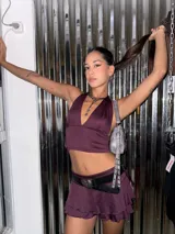 Top corto color uva con escote halter y espalda descubierta.