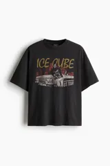 Remera negra de corte oversized con estampado del rapero Ice Cube y un auto clásico.
