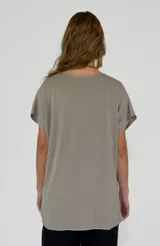 Blusa blanca de mangas cortas con escote en V y corte holgado.