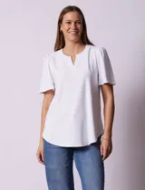 Blusa celeste de tejido piqué, con cuello a la base y escote en V. Tiene mangas cortas amplias.